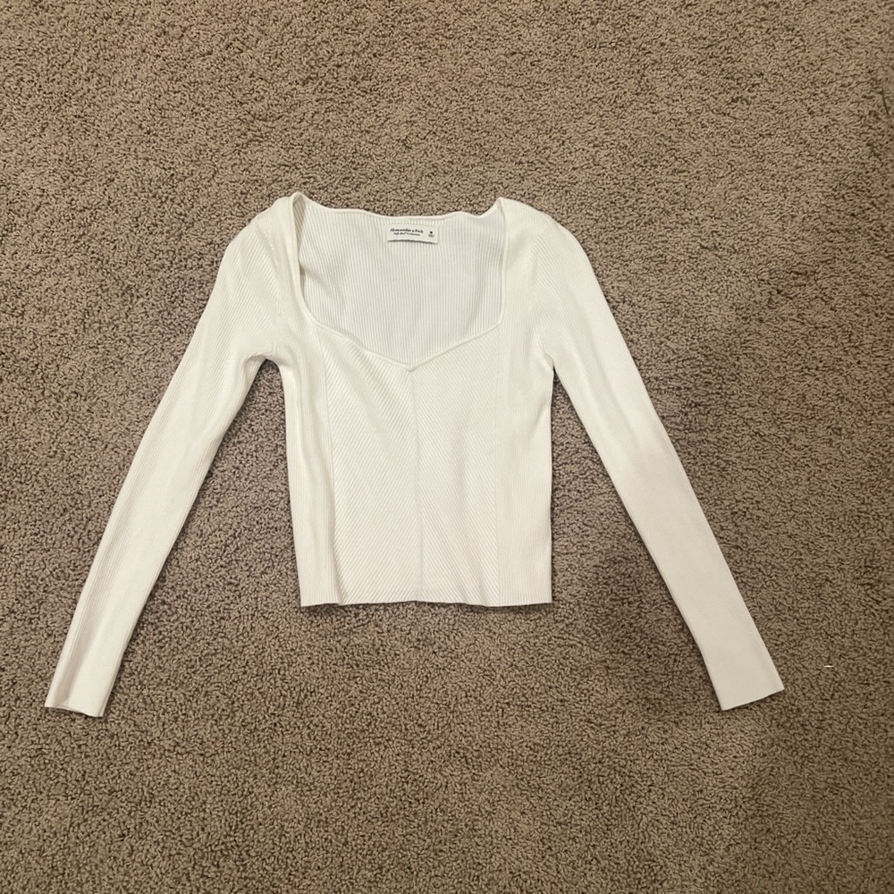 Abercrombie & Fitch
cream long sleeve sweetheart neckline shirt